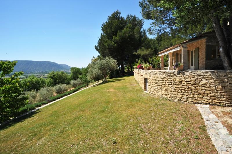 Face au Luberon, agréable villa en pierres avec piscine et dépendances, vue époustouflante